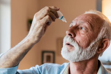 Tratamento do Glaucoma - Homem pingando colírio