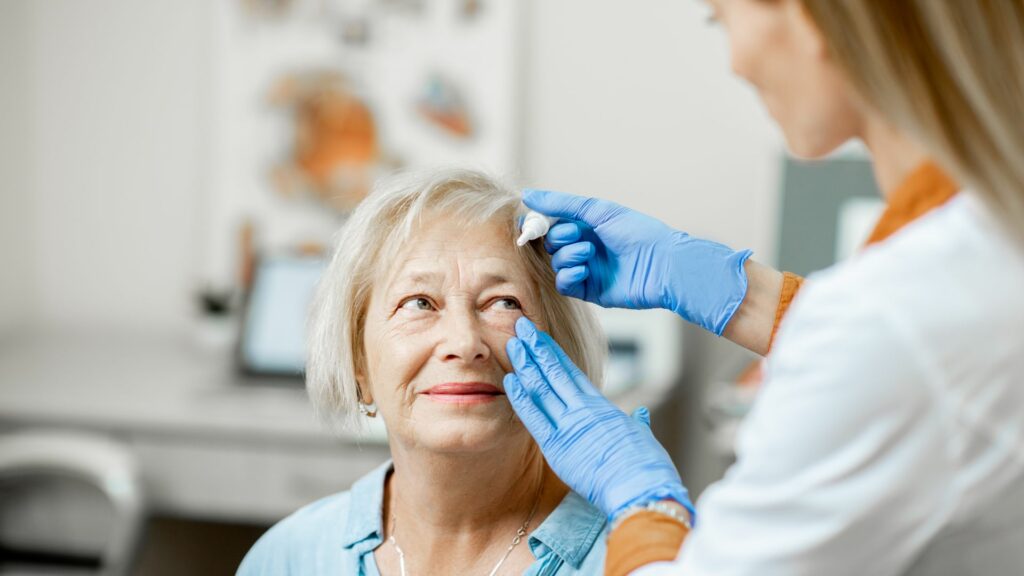 Como os profissionais de saúde não-oftalmologistas diagnosticam a conjuntivite?