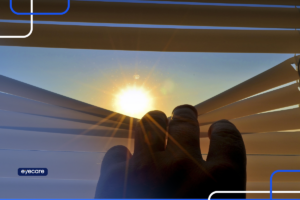 Mão abrindo cortina e enxergando o sol, simbolizando a cirurgia dente no olho que devolve visão parcial.