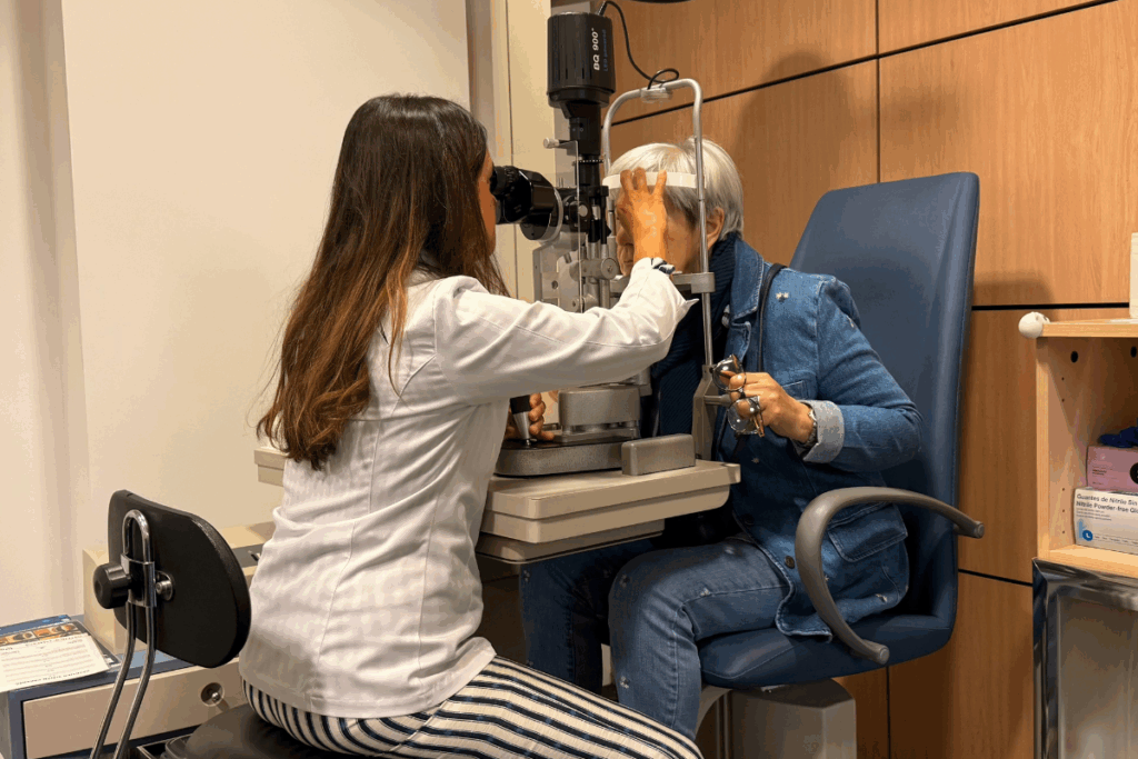 Paciente com pálpebra caída devido à miastenia ocular, avaliando sintomas visuais.