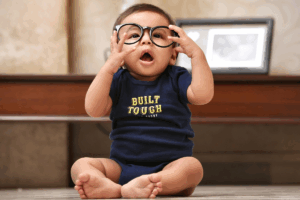 Bebe de óculos oftalmologista infantil