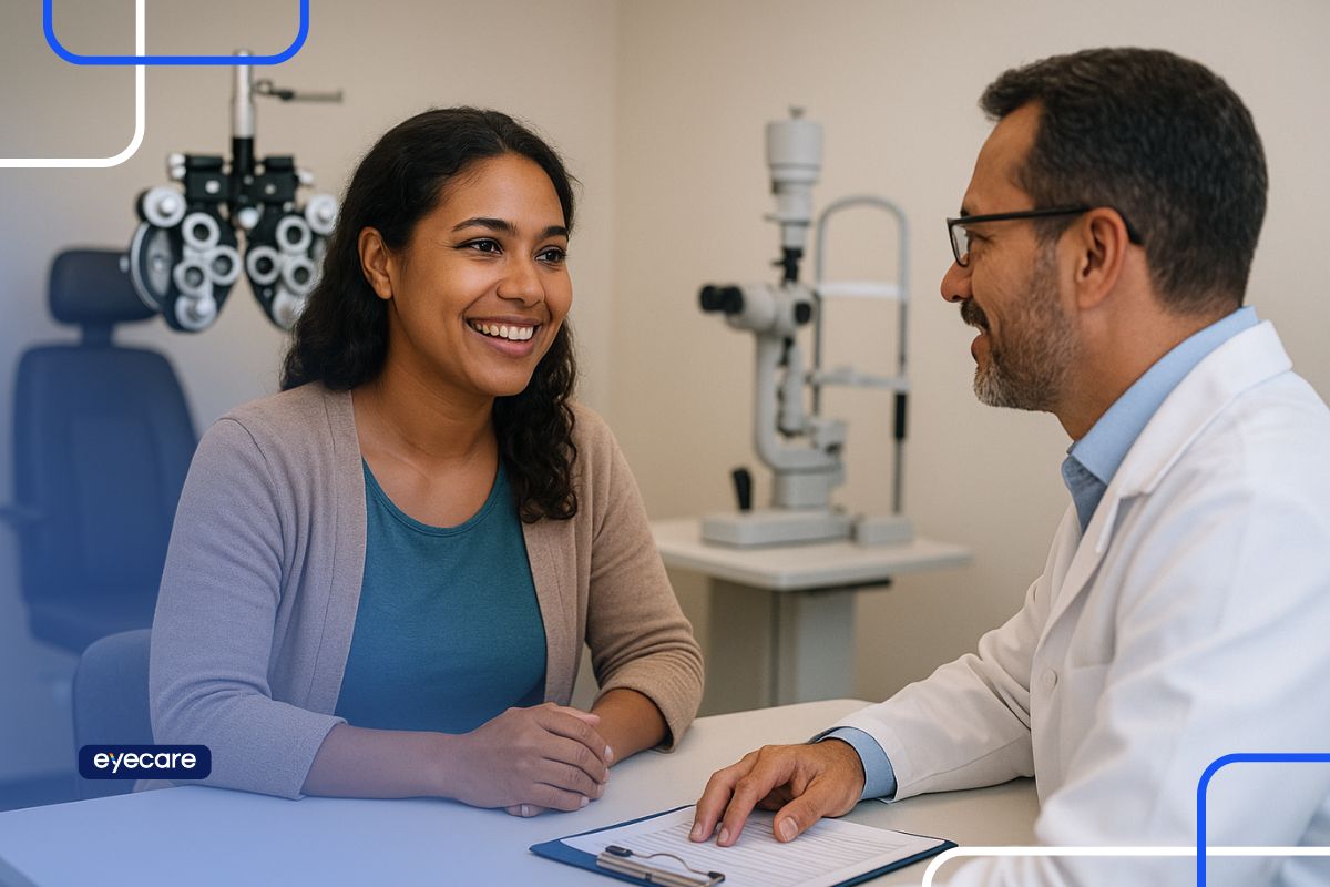 Mulher brasileira conversando com médico durante sua primeira consulta com oftalmologista, em um consultório equipado com instrumentos de exame ocular.