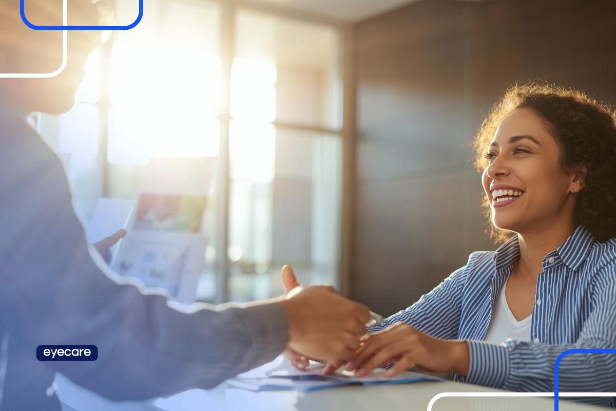 Mulher sorrindo enquanto recebe orientação financeira em consultório, representando opções de financiamento de cirurgias oftalmológicas.