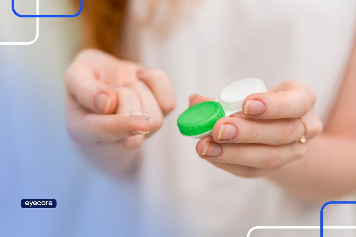 tronco de mulher segurando um estojo para lentes de contato gelatinosas em uma mão e uma lente em outra